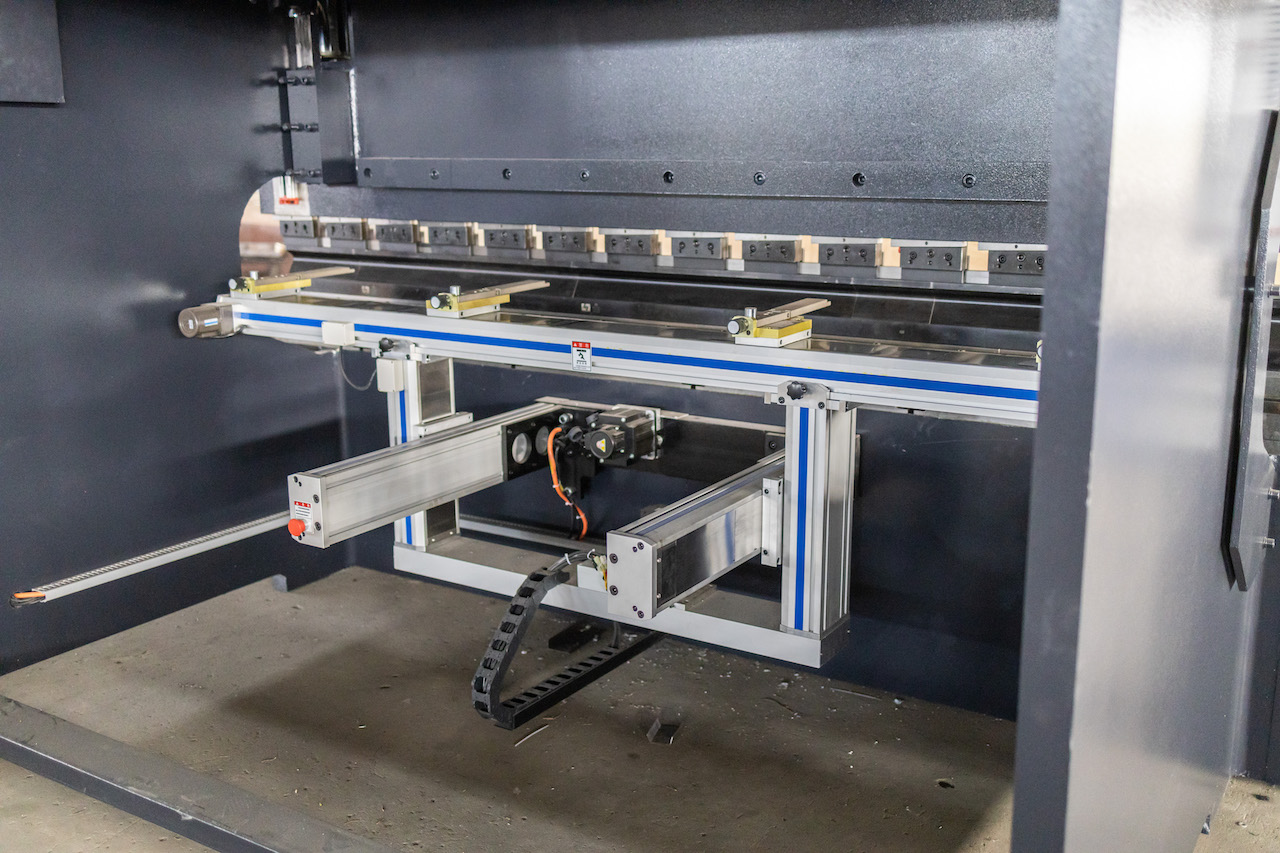 100t Hydraulische Cnc Rempers Crowning Cnc Press Brake Delem