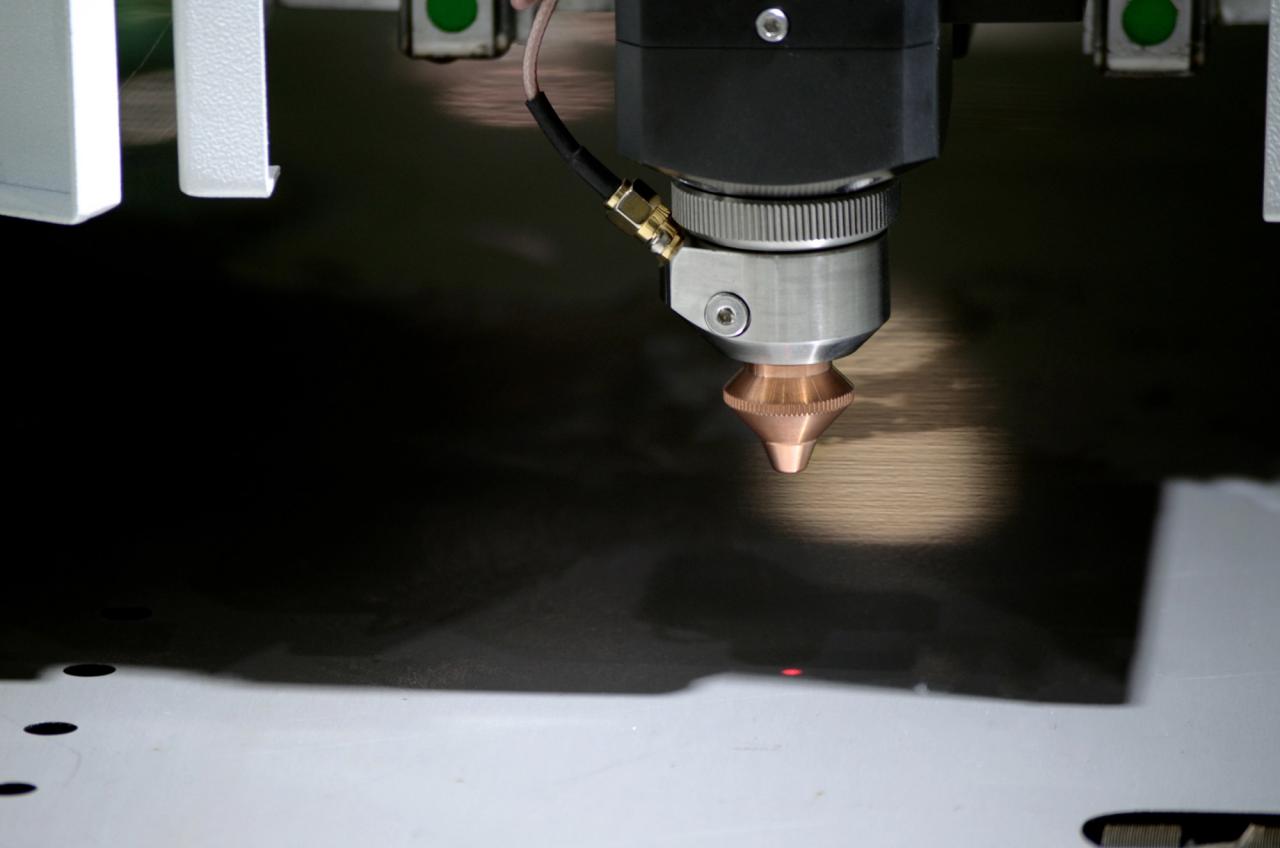 1500*3000mm 500w Racuys Or Ipg Fiber Laser Cutting Machine 1500 * 3000 mm 500w Racuys of Ipg-vezellasersnijmachine