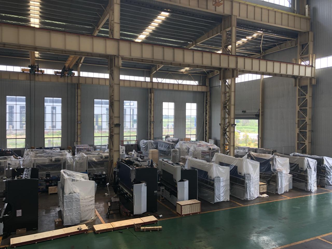 16mm Hydraulic Guillotine Shearing Machine For Sheet Metal Cutting 6 Meters 16mm Hydraulische Guillotine Scherende Machine voor Bladmetaal dat 6 Meters snijdt;