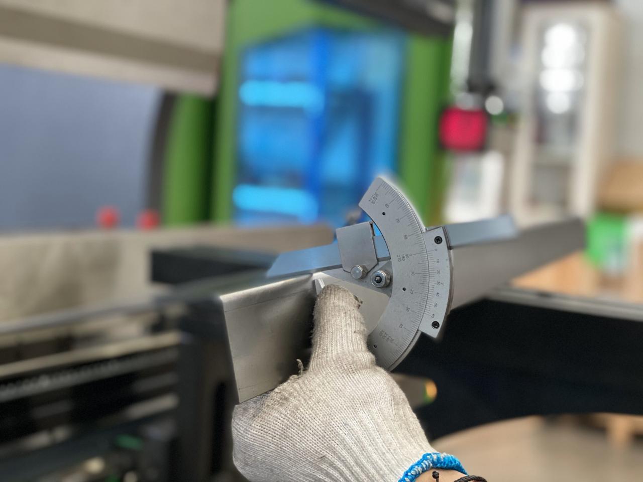 16mm Hydraulic Guillotine Shearing Machine For Sheet Metal Cutting 6 Meters 16mm Hydraulische Guillotine Scherende Machine voor Bladmetaal dat 6 Meters snijdt;