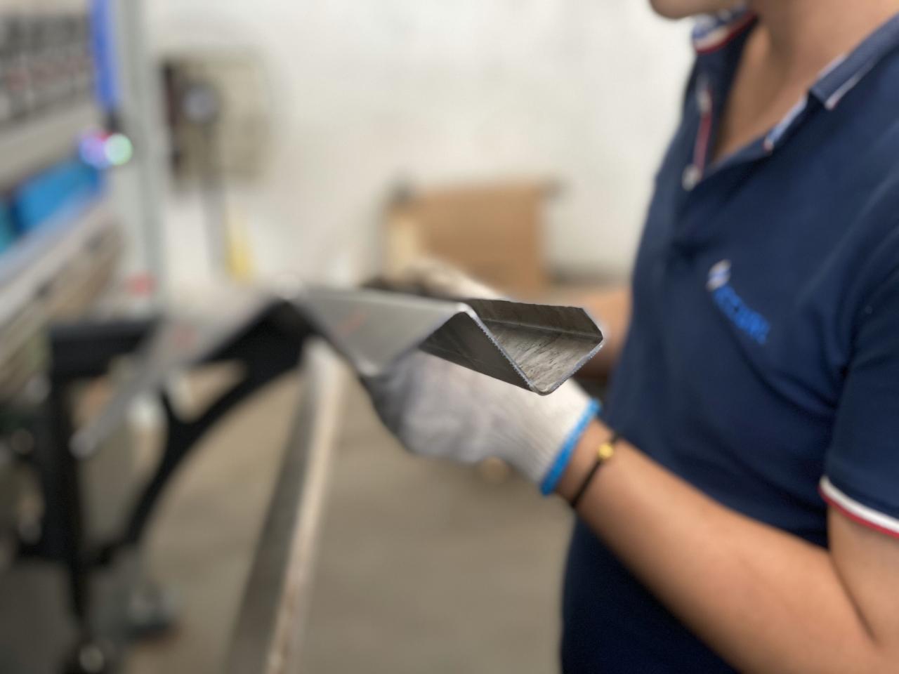 16mm Hydraulic Guillotine Shearing Machine For Sheet Metal Cutting 6 Meters 16mm Hydraulische Guillotine Scherende Machine voor Bladmetaal dat 6 Meters snijdt;