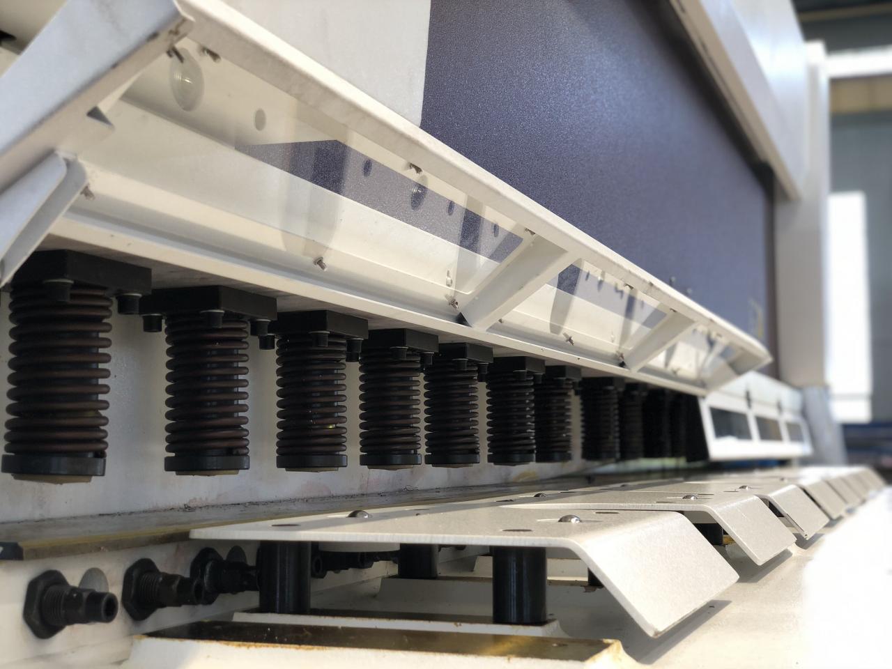 16mm Hydraulic Guillotine Shearing Machine For Sheet Metal Cutting 6 Meters 16mm Hydraulische Guillotine Scherende Machine voor Bladmetaal dat 6 Meters snijdt;