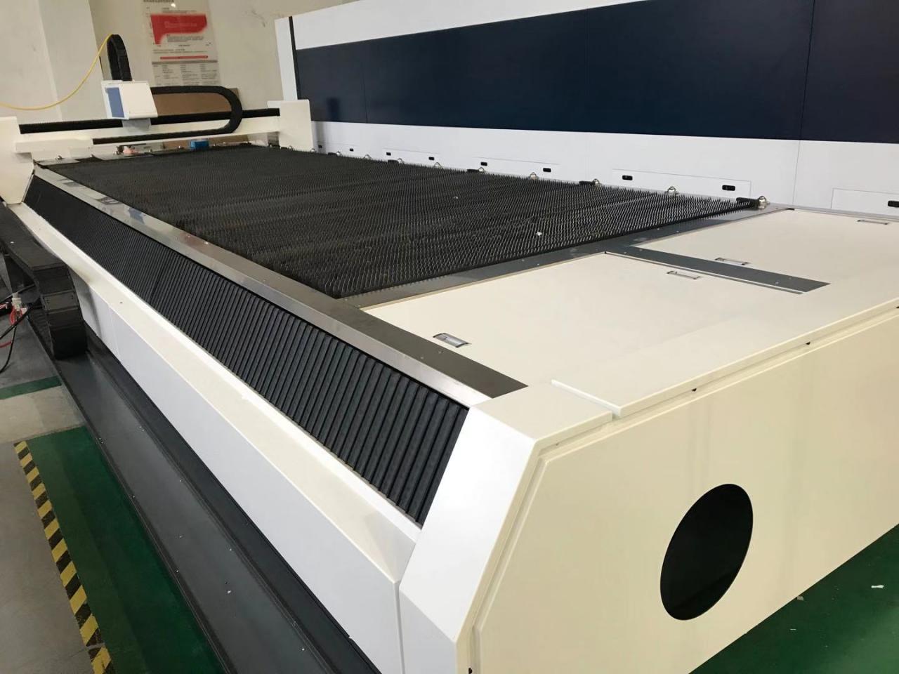 3015 4015 1kw To 6kw Cnc Fiber Laser Cutting Machine Raycus Laser Power 3015 4015 1kw tot 6kw Cnc Fiber Laser snijmachine Raycus Laser Power