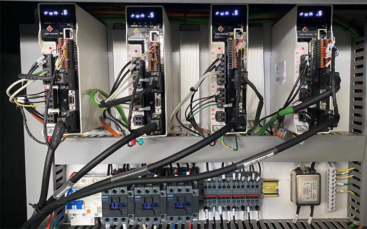 3015 Fiber Laser Cutting Machine For High-Speed Cutting Of 1-6mm Metal Materials 3015 Fiberlasersnijmachine voor het met hoge snelheid snijden van 1-6 mm metalen materialen