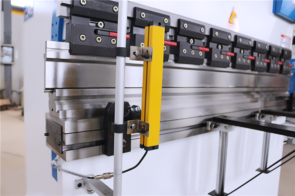 3+1 Axis Cnc Hydraulic Press Brake With Esa System 3 + 1 Axis Cnc Hydraulische Kantbank Met Esa-systeem