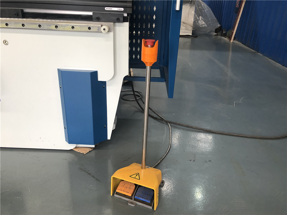 3+1 Axis Cnc Hydraulic Press Brake With Esa System 3 + 1 Axis Cnc Hydraulische Kantbank Met Esa-systeem