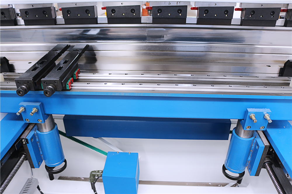 3+1 Axis Cnc Hydraulic Press Brake With Esa System 3 + 1 Axis Cnc Hydraulische Kantbank Met Esa-systeem