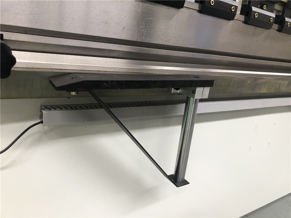 3+1 Axis Cnc Hydraulic Press Brake With Esa System 3 + 1 Axis Cnc Hydraulische Kantbank Met Esa-systeem