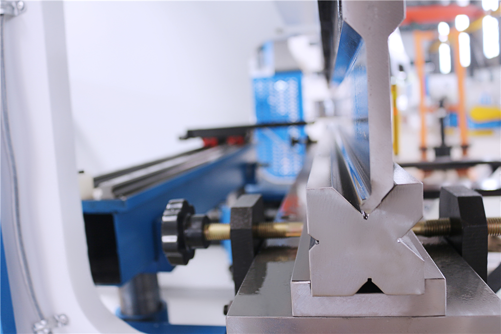 3+1 Axis Cnc Hydraulic Press Brake With Esa System 3 + 1 Axis Cnc Hydraulische Kantbank Met Esa-systeem