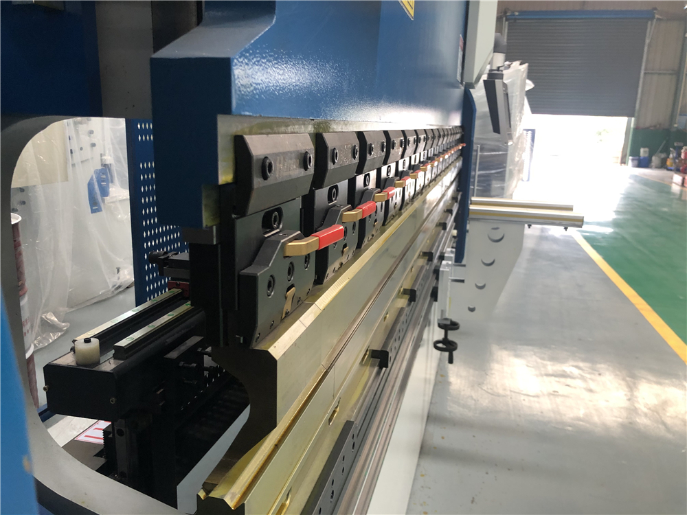 3+1 Axis Cnc Hydraulic Press Brake With Esa System 3 + 1 Axis Cnc Hydraulische Kantbank Met Esa-systeem
