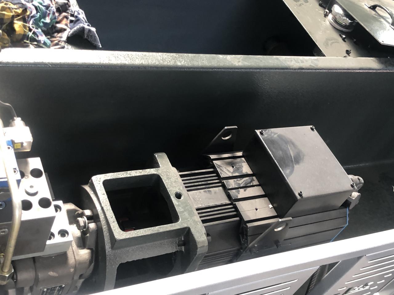 3+1 Axis Cnc Hydraulic Press Brake With Esa System 3 + 1 Axis Cnc Hydraulische Kantbank Met Esa-systeem