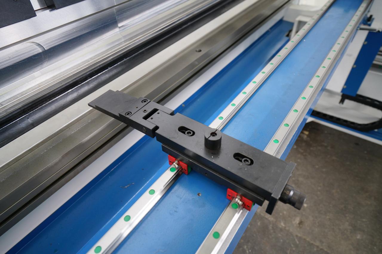 4 Axis Cnc Tandem Press Brake With Delem Da58t 2d Graphical Controller 4-assige CNC-tandemafkantpers met Delem Da58t 2d grafische controller