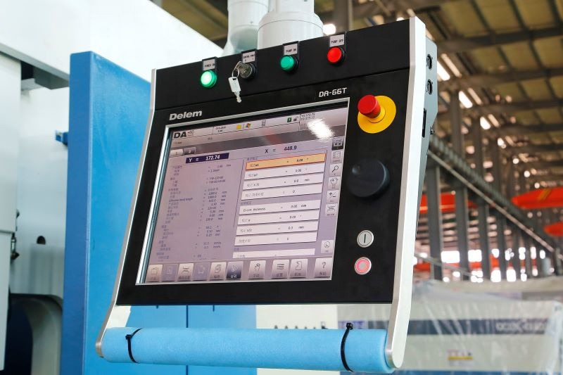 4 Axis Cnc Tandem Press Brake With Delem Da58t 2d Graphical Controller 4-assige CNC-tandemafkantpers met Delem Da58t 2d grafische controller