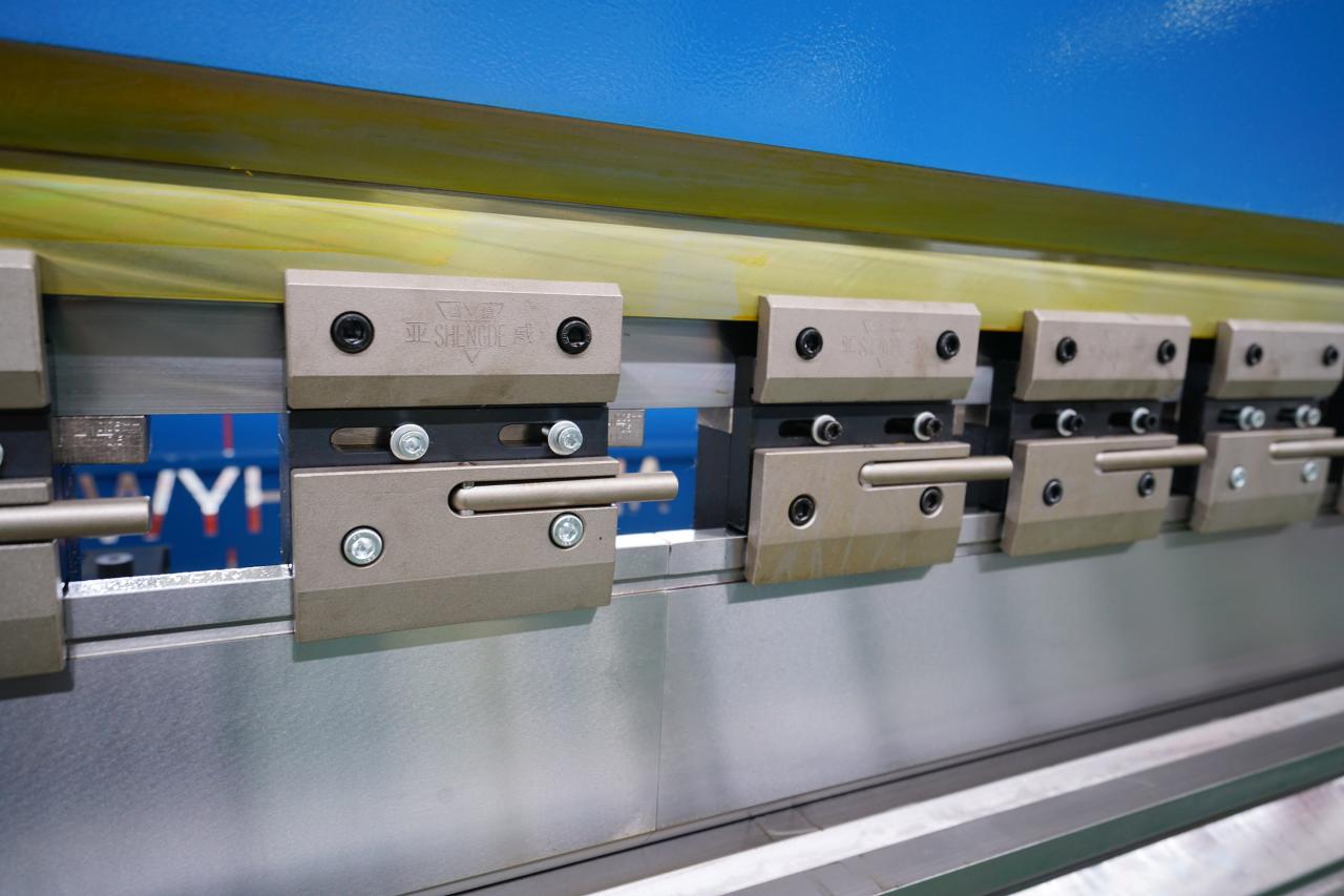 4 Axis Cnc Tandem Press Brake With Delem Da58t 2d Graphical Controller 4-assige CNC-tandemafkantpers met Delem Da58t 2d grafische controller