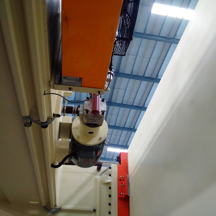 4 Axis Cnc Tandem Press Brake With Delem Da58t 2d Graphical Controller 4-assige CNC-tandemafkantpers met Delem Da58t 2d grafische controller