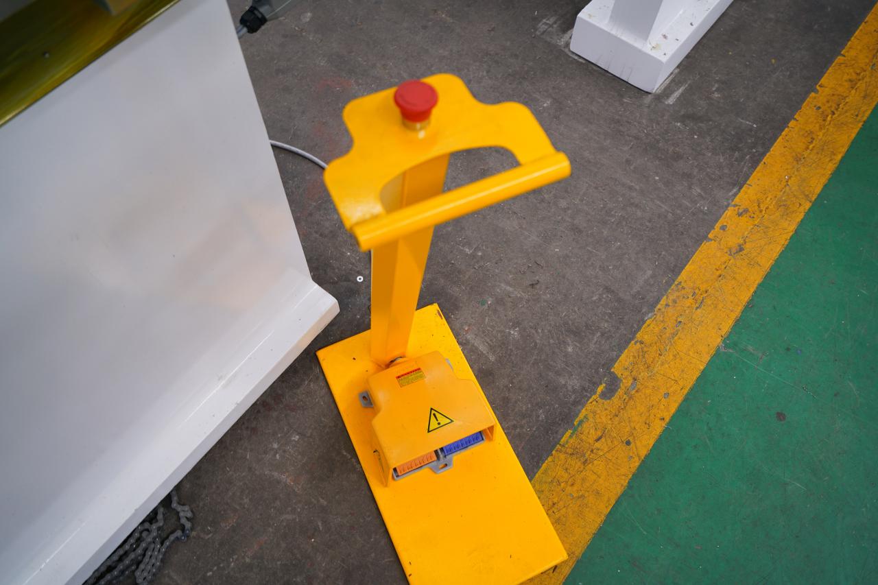 4 Axis Cnc Tandem Press Brake With Delem Da58t 2d Graphical Controller 4-assige CNC-tandemafkantpers met Delem Da58t 2d grafische controller