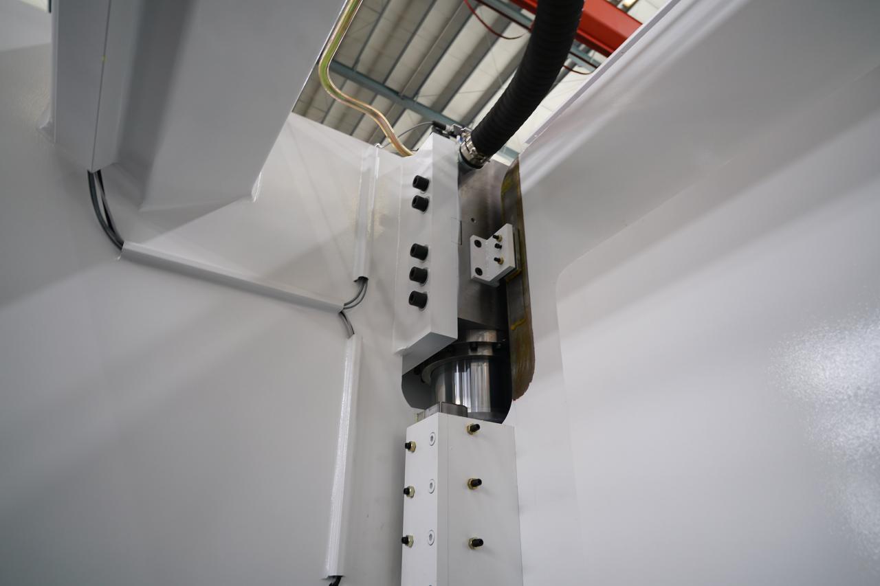 4 Axis Cnc Tandem Press Brake With Delem Da58t 2d Graphical Controller 4-assige CNC-tandemafkantpers met Delem Da58t 2d grafische controller