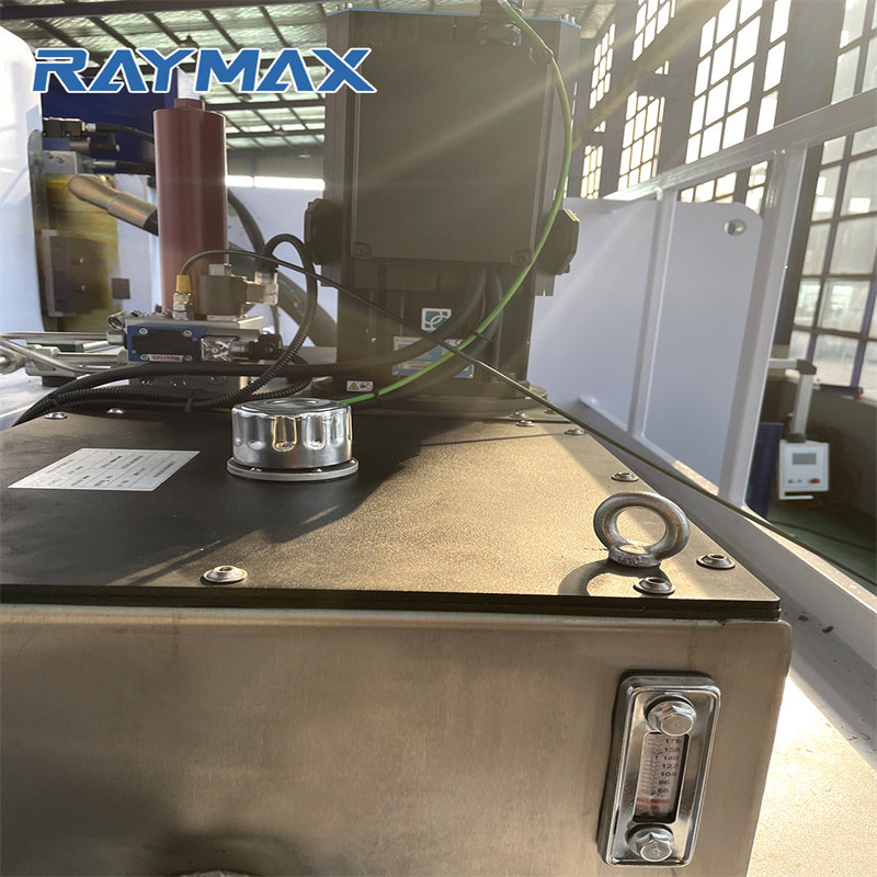 Cnc-persrembuigmachine met Da52t-systeem