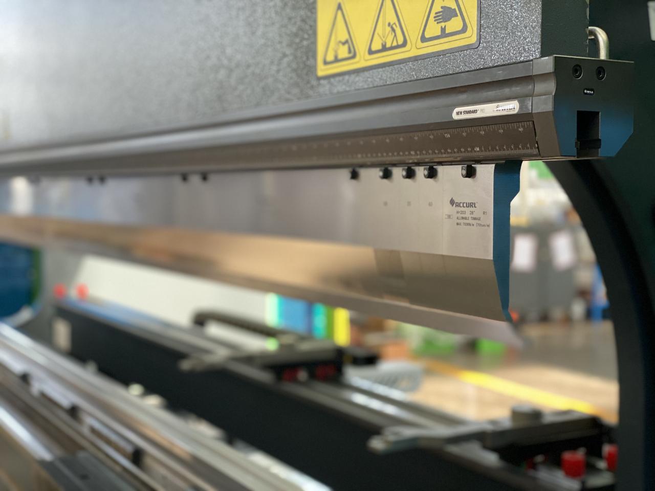 China 220t Cnc Bending Machine 6+1 Axis Hydraulic Press Brake Price China 220t Cnc Buigmachine 6 + 1 As Hydraulische Kantbank Prijs: