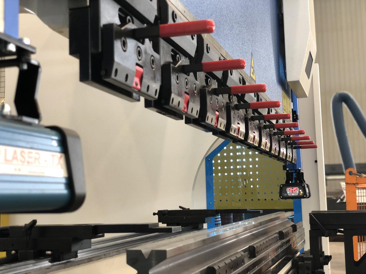 Cnc Hydraulic Bending Machine 160x3200 Press Brake Price Cnc Hydraulische Buigmachine 160x3200 Kantpers Prijs: