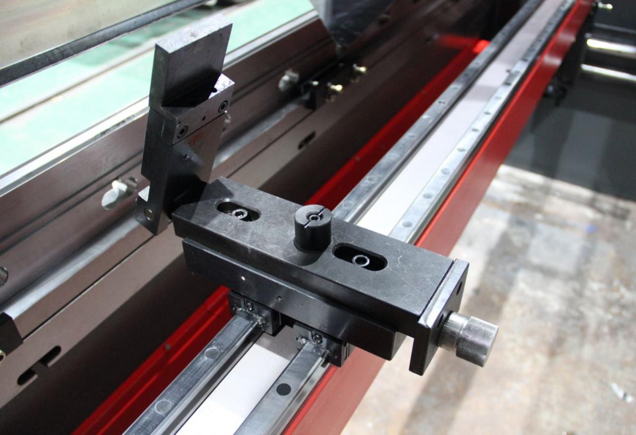 Delem Da66t 125 3+1 4+1 6+1 8+1 Cnc Hydraulic Press Brake For Metal Plate Bending Delem Da66t 125 3+1 4+1 6+1 8+1 Cnc Hydraulische Kantbank voor het buigen van metalen platen