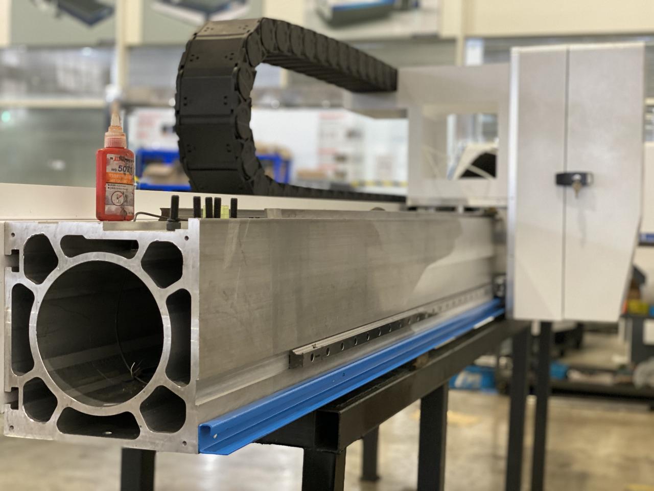 Vezellasersnijmachine Masterline 8kw, 4000x2000mm, met Ipg-laserbron