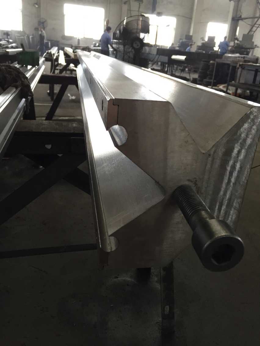 Full Automatic High Power Sheet Bending Machine And Cnc Press Brake Machine De volledige Automatische Buigmachine van het Hoge Machtsblad en Cnc Machine van de Persrem