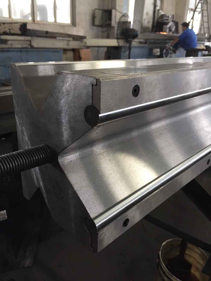 Full Automatic High Power Sheet Bending Machine And Cnc Press Brake Machine De volledige Automatische Buigmachine van het Hoge Machtsblad en Cnc Machine van de Persrem