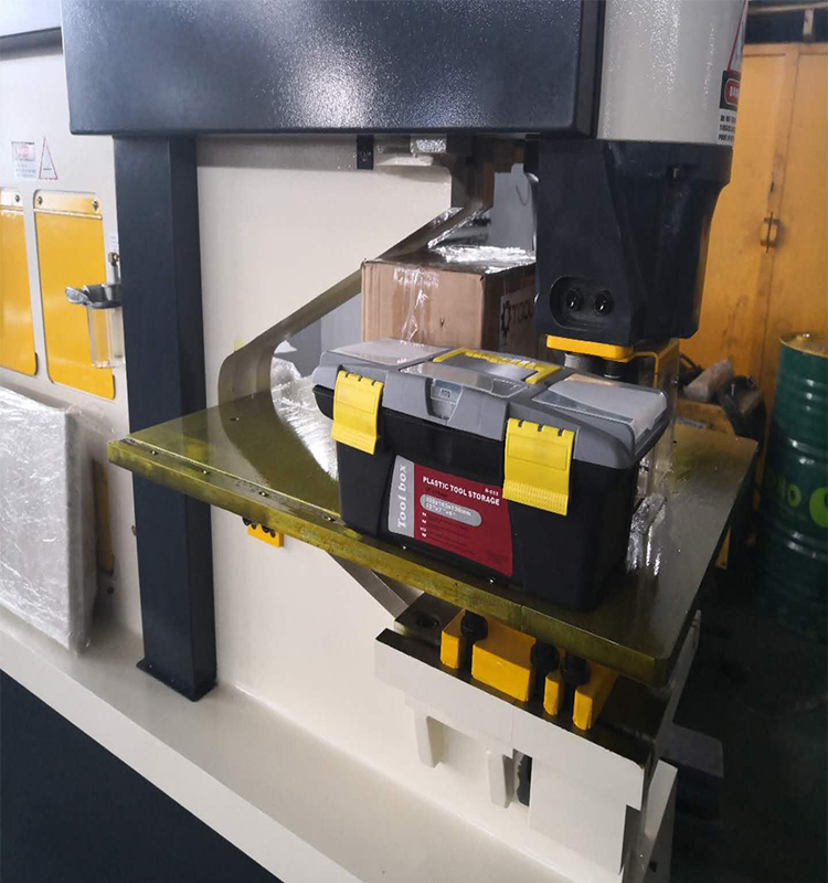 Metal Cutting Hydraulic Steelworkers Machine For Punching Cropping Notching Cutting Hydraulische staalarbeidersmachine voor het snijden van metaal om te ponsen bijsnijden Inkepingen snijden