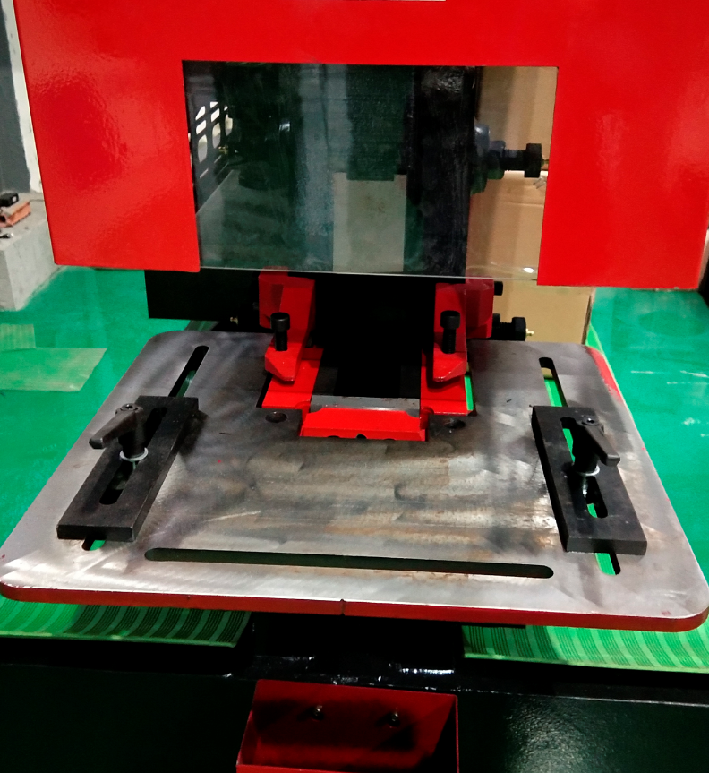 Q35y Series Hydraulic Ironworker Shearing And Punching Machine Q35y-serie hydraulische ijzerbewerker knip- en ponsmachine