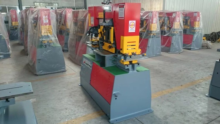 Q35y Series Multifunctional Hydraulic Iron Worker Combined Shearing And Punching Machine Q35y-serie multifunctionele hydraulische ijzerarbeider gecombineerde knip- en ponsmachine